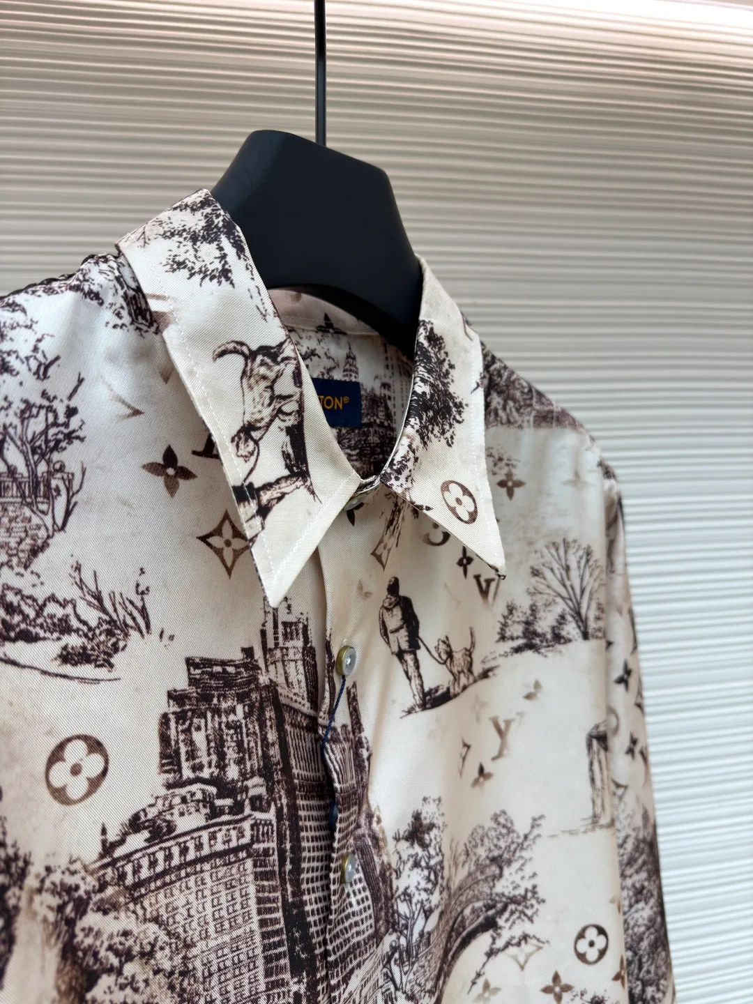 LOUIS VUITTON Mulberry silk long-sleeved shirt ●Original version: purchased and developed for 17700 ●Item number: 1680840-A75 ●Fabric: mulberry silk fabric ●Technology: jacquard production ●Version: fitted version ●Weight: about 190 grams ●Size: S-M-L-XL ●Description: The fabric is made of customized 75D interlining mulberry silk fabric, which is a natural animal protein fiber with a natural soft white gloss, smooth surface, soft and delicate feel, and is known as the "Queen of Fibers" in the fabric industry! This model depicts the entire Monogram City with delicate touches. The Walk pattern flexibly integrates Monogram elements into the urban dog-walking scene, refreshing the traditional French Jouy print while expressing the inspiration of the season. The twill mulberry silk reveals a gorgeous texture and can inject a romantic style into the elegant look. Use imported direct-injection equipment to fix the processed fabric on the direct-injection printer workbench, start the equipment, and the printer will follow the design file. The ink is directly sprayed onto the fabric through the inkjet head. The multi-color nozzle of the direct-injection printer can mix pigments to achieve rich color transitions. It can achieve high-precision, high-color saturation pattern printing, with bright, realistic colors and strong layering. It can present rich details, such as gradients, etc., and can also simulate the realistic effects of 3D and embroidery, increasing the added value of the product. . Using advanced laser cutting machines, it is a processing technology that uses high-energy-density laser beams to cut materials. It can achieve precise cutting of complex shapes. The edges cut by the laser will melt to form joint edges without trimming and hemming, which can prevent loose edges. The overall line is straight and delicate, the fabric is comfortable and soft, and the color is consistent without color difference. It can be matched with the same style to create a fashionable look, and it can be customized for various occasions. The accessories are complete and the same style for men and women!